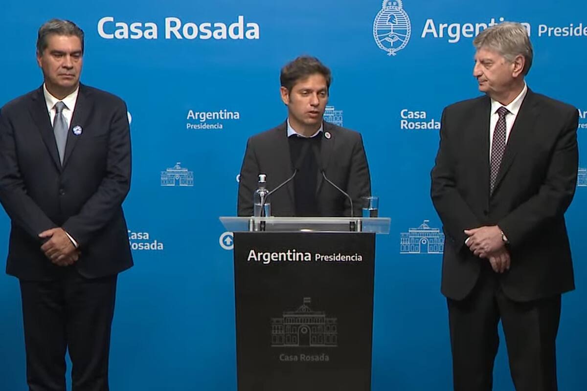 Axel Kicillof, entre los gobernadores de Chaco, Jorge Capitanich, y el de La Pampa, Sergio Ziliotto
