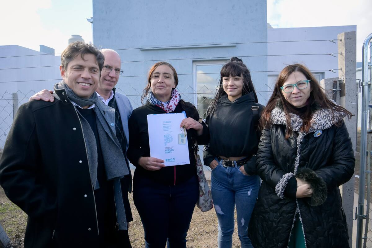 Axel Kicillof entregó viviendas en la localidad bonaerense de Coronel Pringles