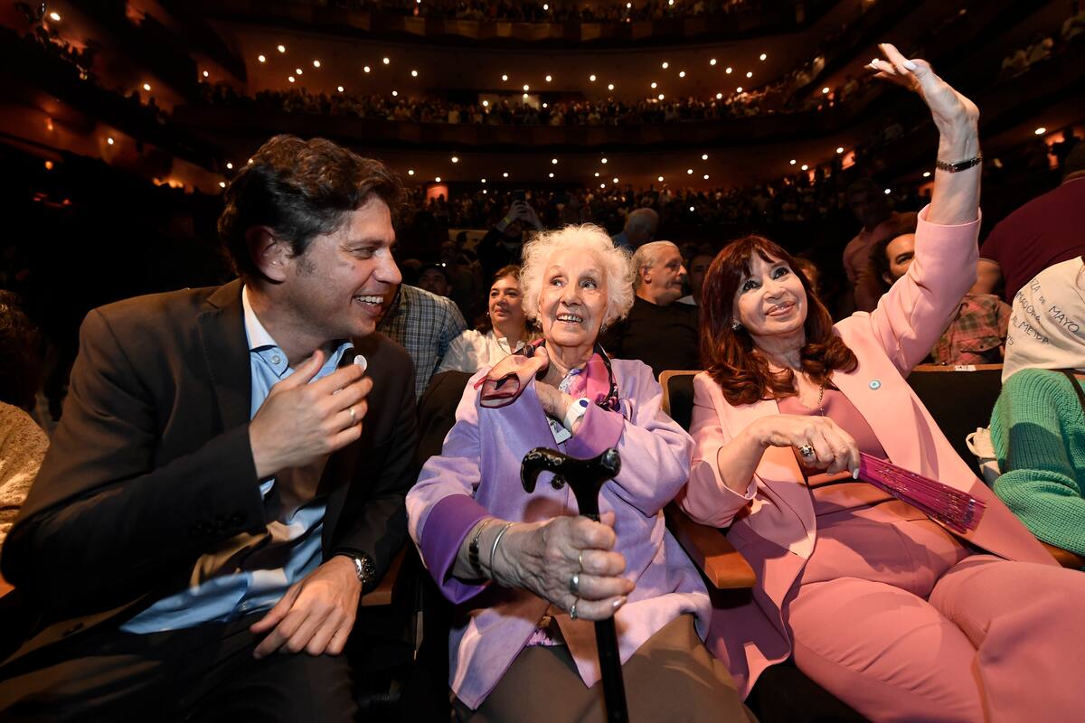 Axel Kicillof, Estela de Carlotto y Cristina Kirchner durante un acto en homenajes a las Abuelas de Plaza de Mayo en La Plata.