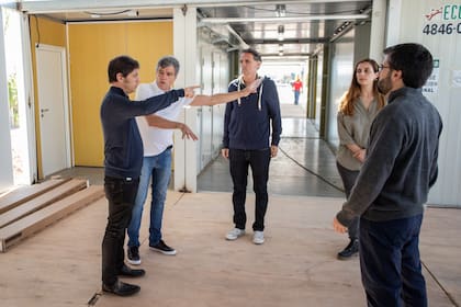 Axel Kicillof, Gabriel Katopodis y Juan Zabaleta, en un hospital modular de Villa Tesei