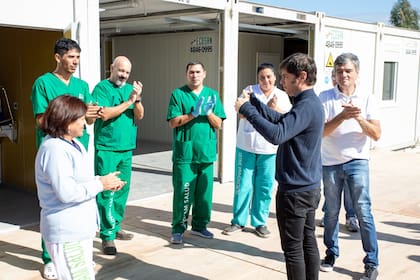 Axel Kicillof y Juan Zabaleta, en un hospital modular de Villa Tesei