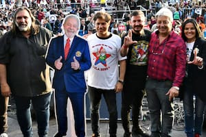 Axel Kicillof hizo campaña con un Lula de cartón
