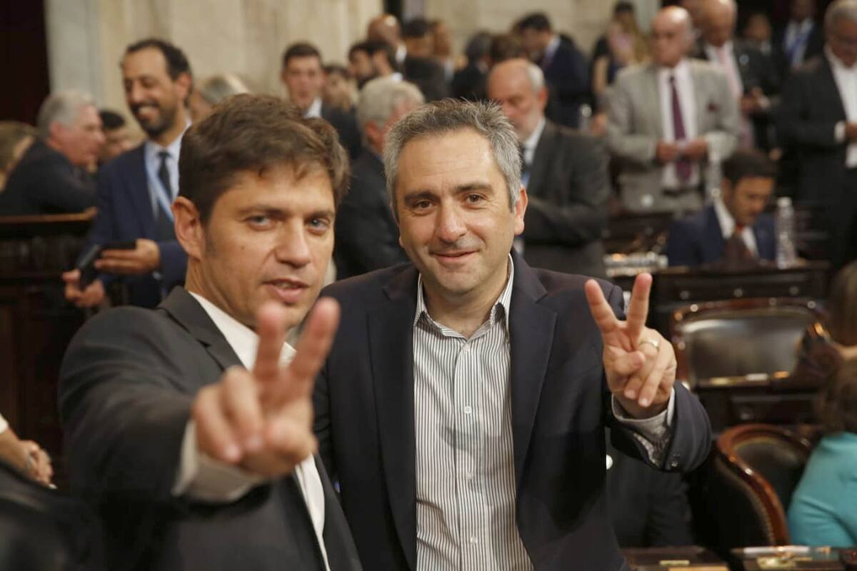 Axel Kicillof junto a Andrés Larroque en el recinto de Senado