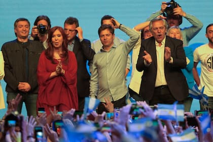 Axel Kicillof junto a Cristina Fernandez y Alberto Fernandez, el día de las ultimas elecciones presidenciales. El gobernador maneja a la provincia más grande y las asistencias de la Casa Rosada crecieron 921% en los primeros cinco meses del año.