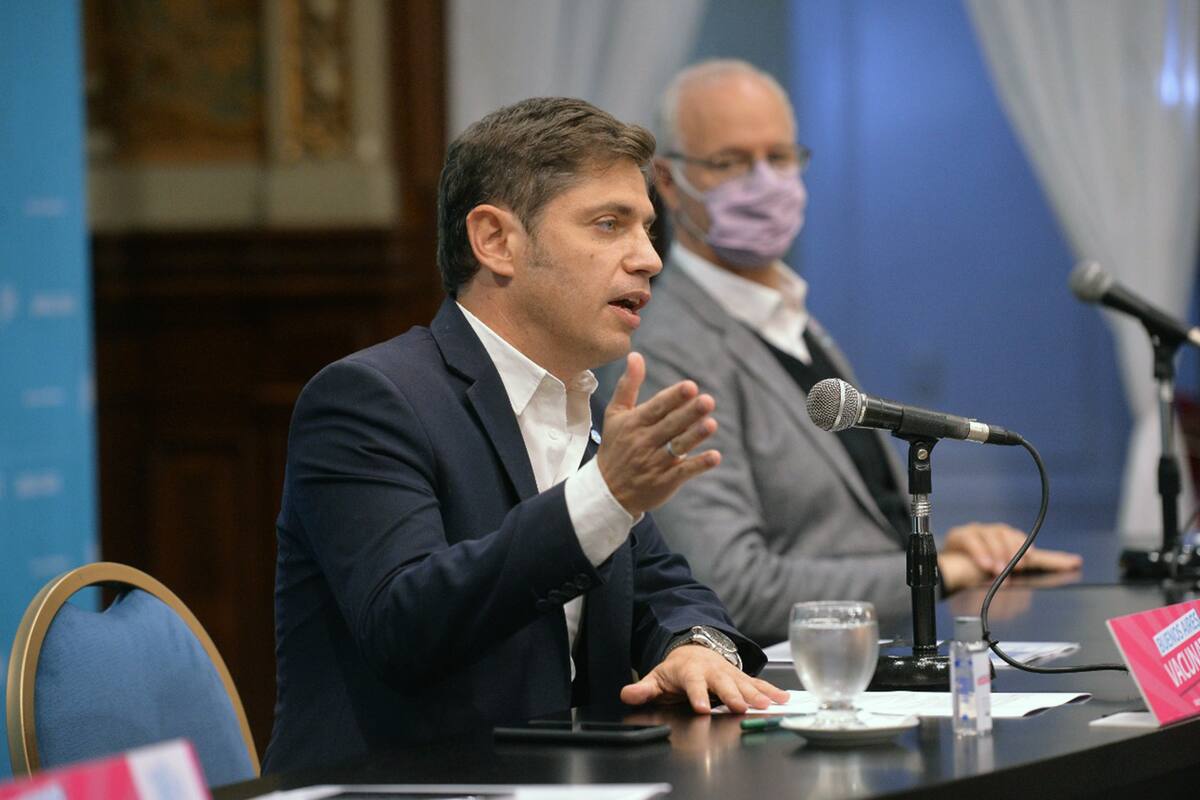 Axel Kicillof junto a Daniel Gollán en una conferencia de prensa.