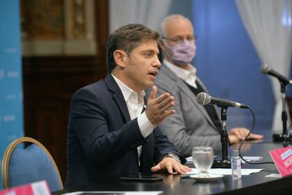 Axel Kicillof junto a Daniel Gollán en una conferencia de prensa.