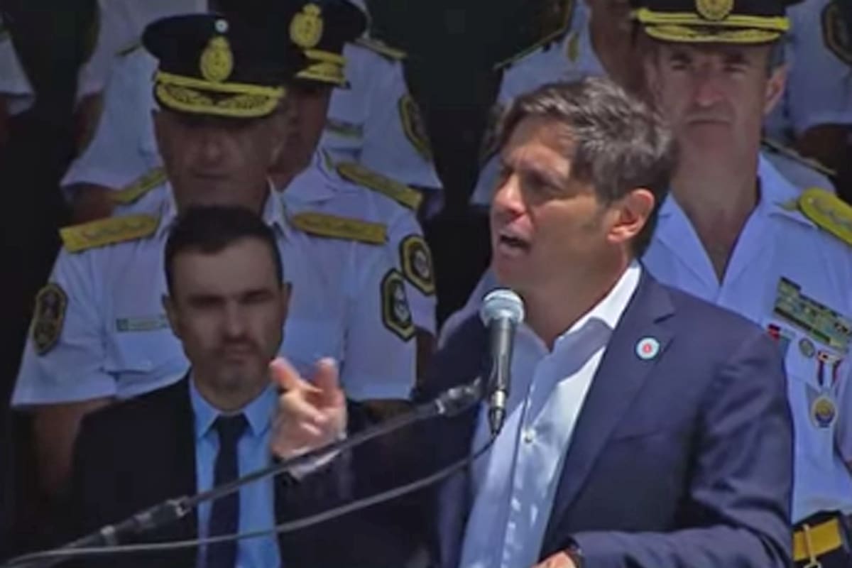Axel Kicillof junto a Sergio Bernie en un acto en la escuela de policía Juan Vucetich
