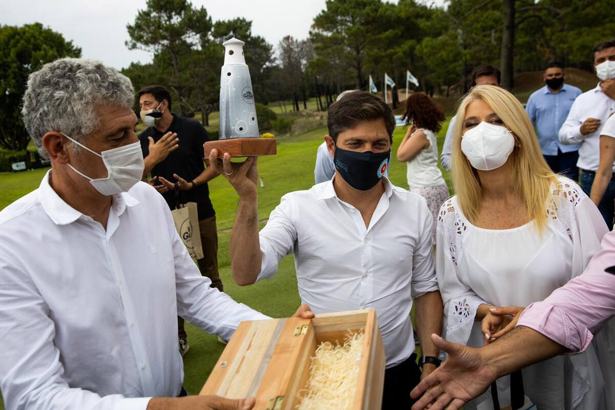 Axel Kicillof junto a Verónica Magario y el intendente de Villa Gesell, Gustavo Barrera