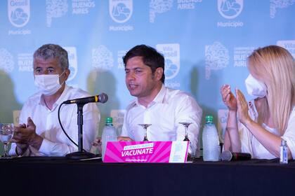 Axel Kicillof junto a Verónica Magario y el intendente de Villa Gesell, Gustavo Barrera