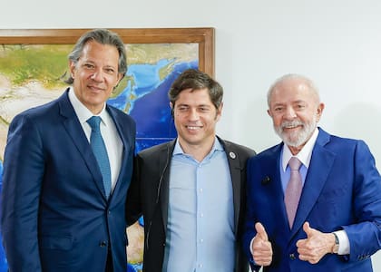 Axel Kicillof junto al presidente Lula da Silva y el ministro de Economía Fernando Haddad en el Palacio de Planalto, Brasil