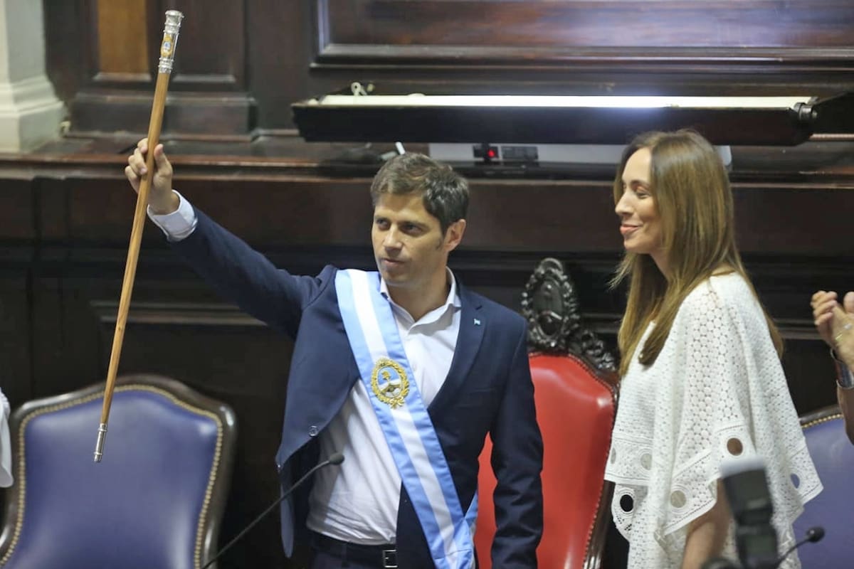Axel Kicillof juró como gobernador de la Provincia de Buenos Aires, María Eugenia Vidal le entregó el bastón de mando