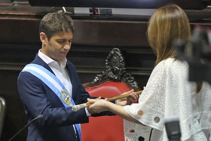 Axel Kicillof juró como gobernador de la Provincia de Buenos Aires, María Eugenia Vidal le entregó el bastón de mando
