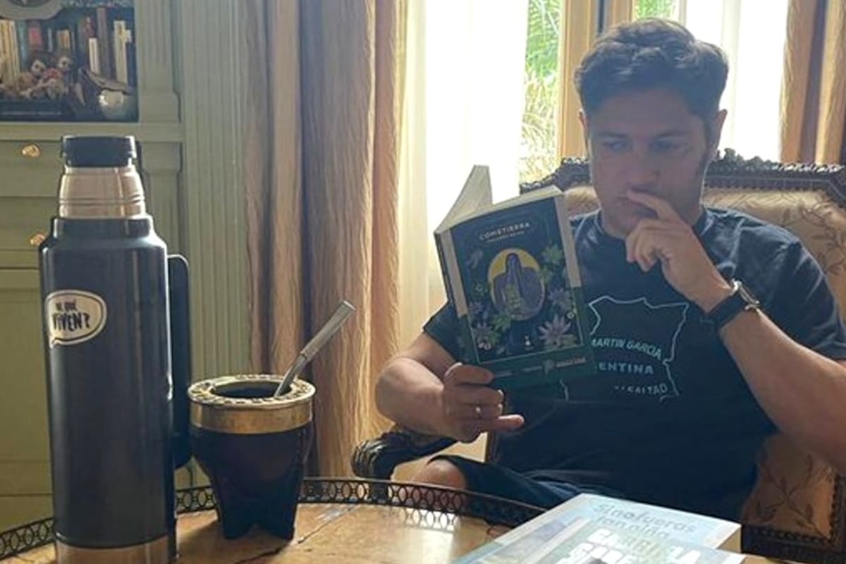 Axel Kicillof leyendo Cometierra