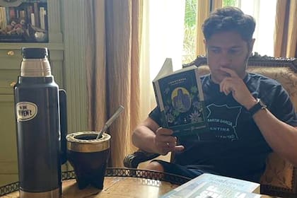 Axel Kicillof leyendo Cometierra