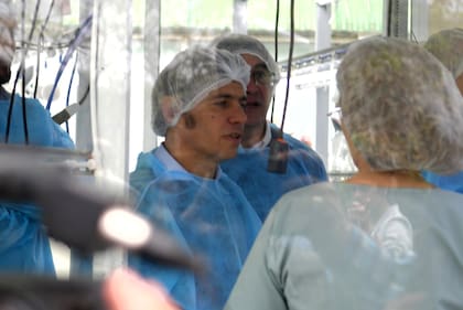 Axel Kicillof recorre una biofábrica en Posadas, Misiones, junto al gobernador Hugo Passalacqua