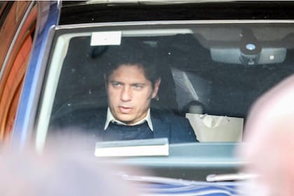 Axel Kicillof sale de la sede del Partido Justicialista, donde vio a Cristina Kirchner después de la confirmación de la condena en el caso Vialidad