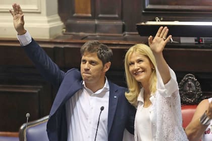 Axel Kicillof saluda junto a Verónica Magario antes de asumir como gobernador