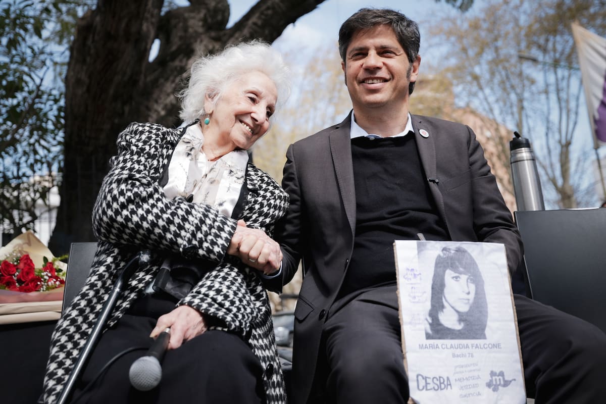 Axel Kicillof se mostró junto a Estela de Carlotto en la marcha por La Noche de los Lápices; por otro lado marchó La Cámpora