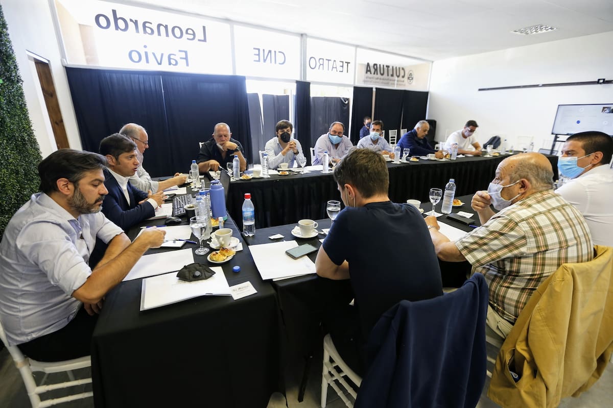 Axel Kicillof se reunió en Santa Clara del Mar con intendentes de la costa para analizar el arranque de las restricciones nocturnas