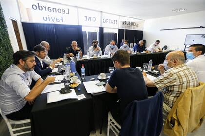 Axel Kicillof se reunió en Santa Clara del Mar con intendentes de la costa para analizar el arranque de las restricciones nocturnas