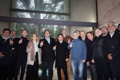Axel Kicillof, Verónica Magario, Andrés Larroque, Fernando Espinoza, Roberto Baradel e invitados del interior del país en el Mausoleo de Juan Domingo Perón.
