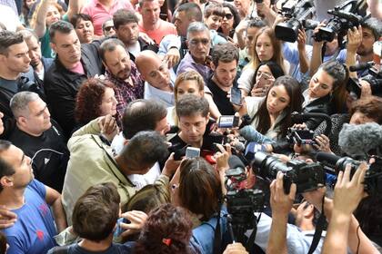 Kicillof, rodeado de gente a la salida de su lugar de votación, en Pilar
