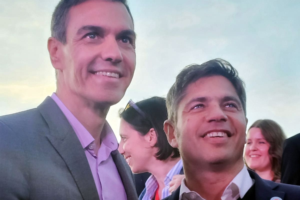 Axel Kicillof y el español Pedro Sánchez