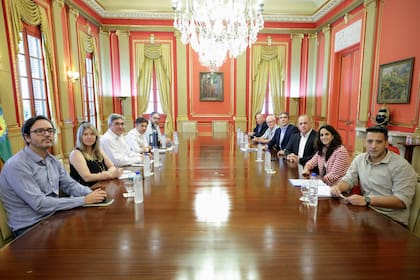 Axel Kicillof y sus funcionarios con miembros de Cepreb