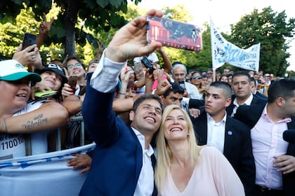 Axel Kicillof y Veronica Magario al finalizar la sesión junto a seguidores