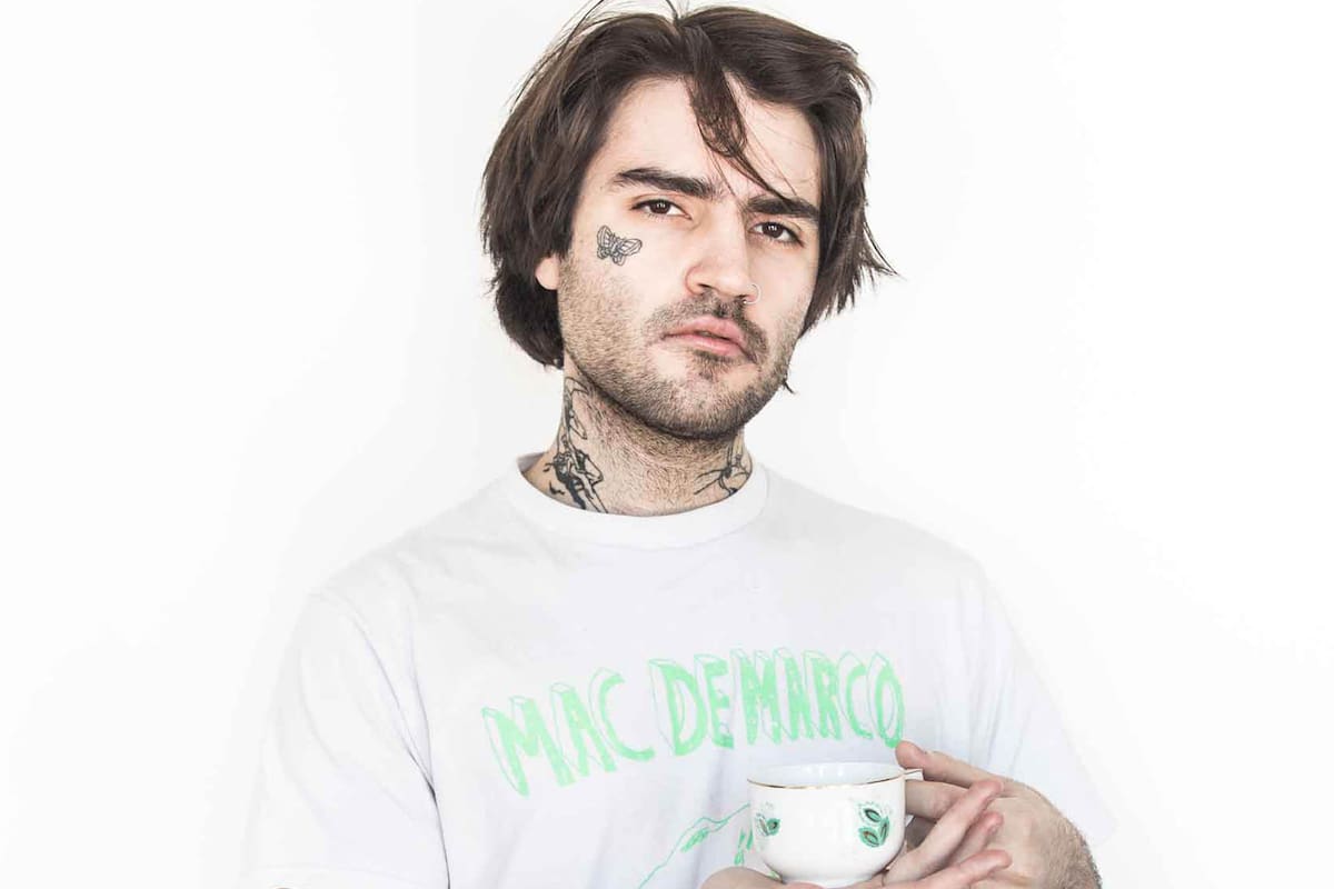 Axel que homenajeó a su bisabuela tatuándose en el cuello los dibujitos que veía con ella en su infancia. " Es algo infantil, pero me gusta porque tiene un significado familiar más allá del dibujito", dice.