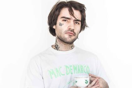 Axel que homenajeó a su bisabuela tatuándose en el cuello los dibujitos que veía con ella en su infancia. " Es algo infantil, pero me gusta porque tiene un significado familiar más allá del dibujito", dice.