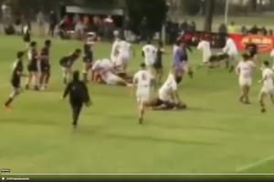 Axel Rionegro, de Old Georgian, asiste a Gonzalo Suárez, de CASA de Padua, que está inconsciente, y evitó un desenlace grave en el rugby.