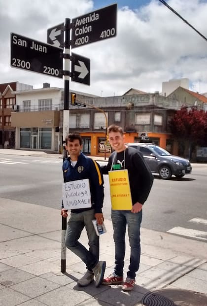Axel y Tomás vendiendo pañuelos en el semaforo