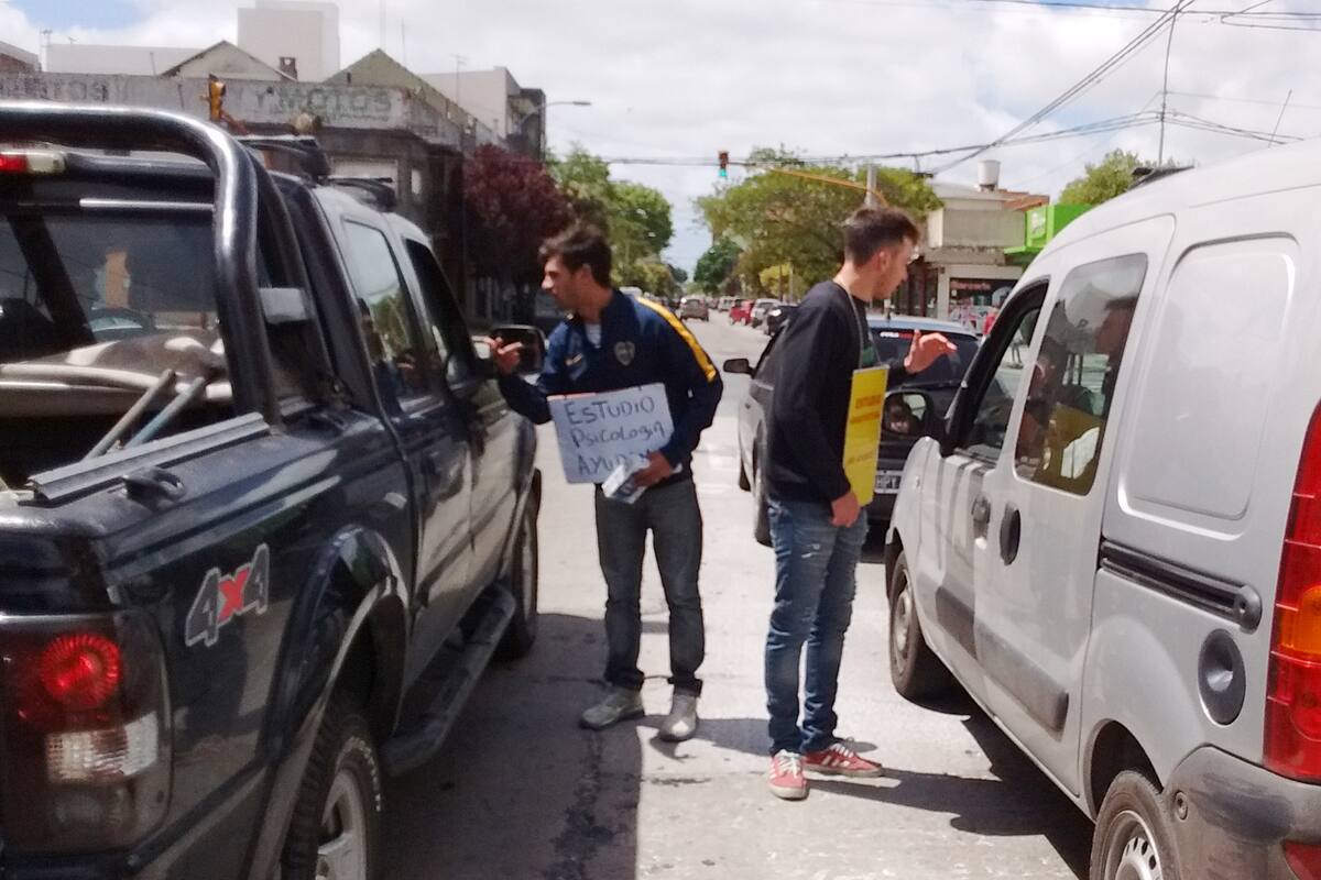Axel y Tomás vendiendo pañuelos en el semaforo