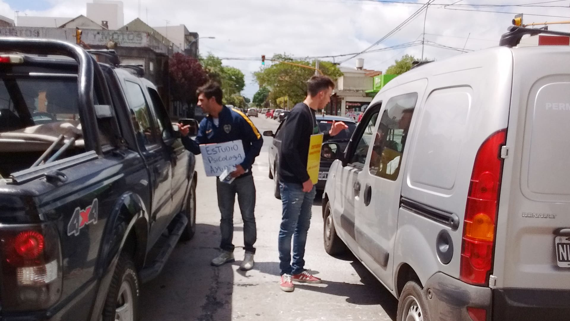 Axel y Tomás vendiendo pañuelos en el semaforo