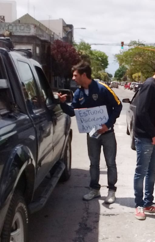 Axel y Tomás vendiendo pañuelos en el semaforo