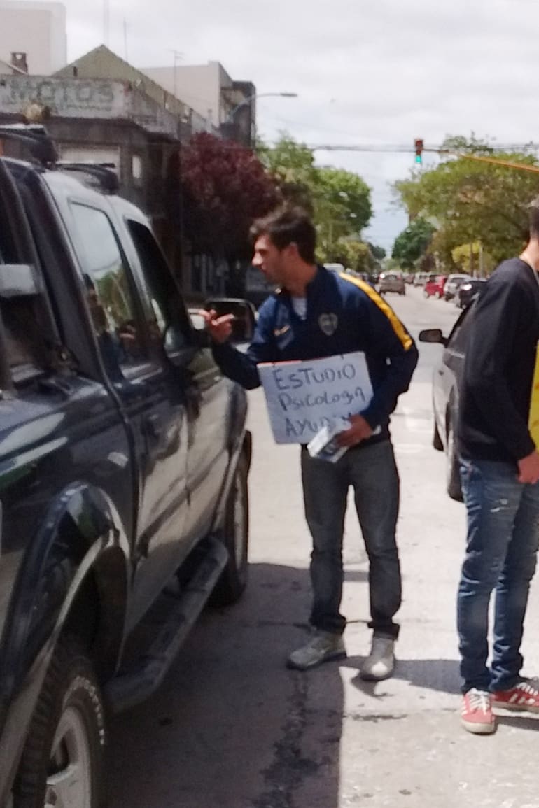 Axel y Tomás vendiendo pañuelos en el semaforo