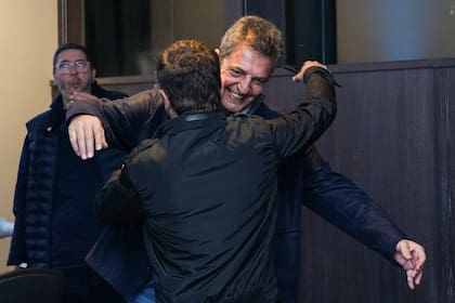 Axell Kicillof y Sergio Massa en el búnker peronista en La Plata