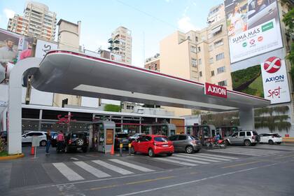 Las refinerías afectadas son la de Raízen, en Dock Sud, que es la segunda más grande del país después de la planta de YPF de La Plata; la de Axion, en Campana, y la de Trafigura en Bahía Blanca. Entre las tres abastecen al 45% restante del mercado