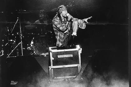 Axl con el look que horrorizó a muchos: pañuelo en la frente, camisa a cuadros, pollera escocesa (o calzas) y borceguíes.