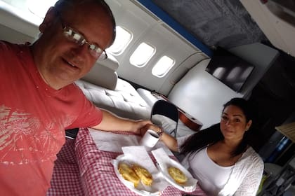 Axline y su nueva pareja disfrutando de un almuerzo en el comedor del ex avión