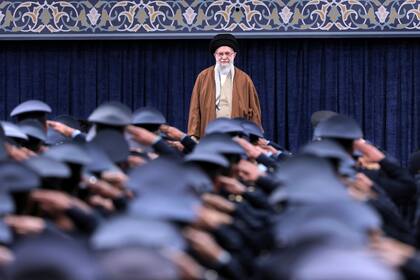 Ayatolá iraní dice que diálogo con EEUU no es “inteligente, sabio ni honorable”, pero no lo descarta