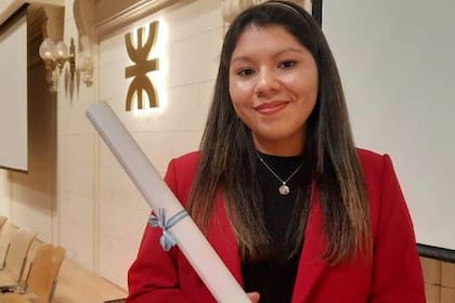 Ayelén Angulo consiguió su título de ingeniera química gracias a su esfuerzo, el de sus padres y la ayuda económica y motivacional de Puentes