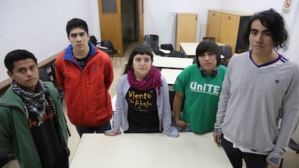 Ayelén Escalante, vicepresidenta del Centro de Estudiantes de la Facultad de Medicina de la UNLP, junto a un grupo de alumnos