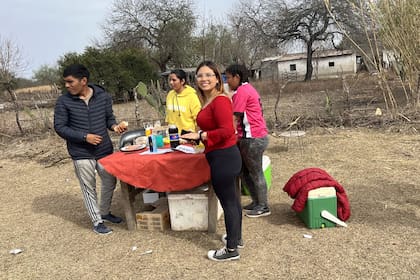 Ayelén, junto a sus compañeros, en un evento para recaudar plata para pagar su viaje de egresados