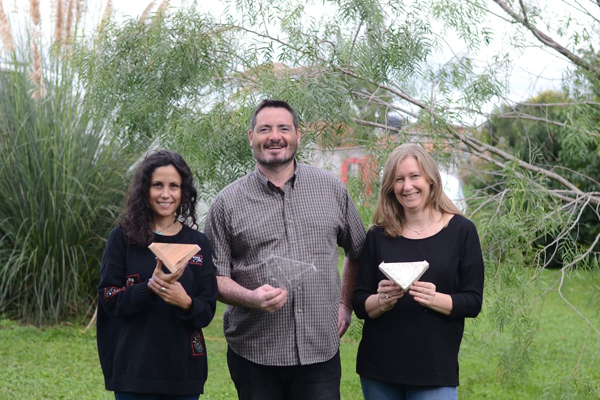 Ayelén Malgraf, creadora de Fungipor (a la derecha) junto a dos colaboradores.