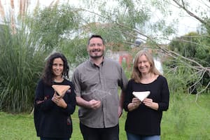 Ayelén Malgraf, creadora de Fungipor (a la derecha) junto a dos colaboradores.