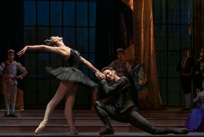 Ayelén Sánchez y Federico Fernández, en el pas de deux del Cisne Negro