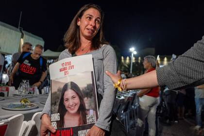 Ayelet Levy Shachar, madre de Naama Levy (19), quien fue secuestrada por Hamas durante los ataques del 7 de octubre, asiste a una manifestación exigiendo su liberación inmediata, en Tel Aviv, Israel, el 4 de noviembre de 2023