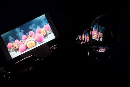 Ayer a la noche se hizo la primera proyeccion de cine en España desde que se había iniciado la cuarentena
